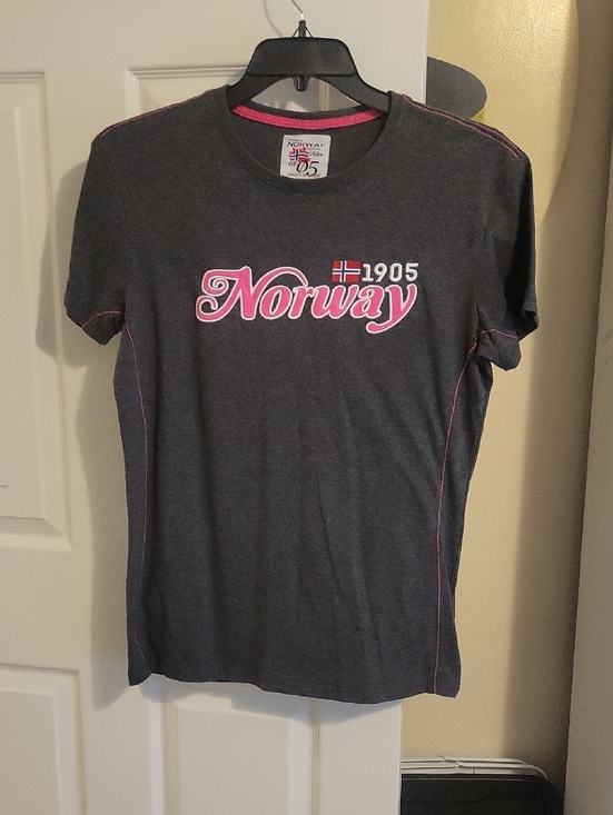 powered by nature Other - Norway 1905 SzYouth XXL Graphic Tee - Dark Gray with Pink Trim